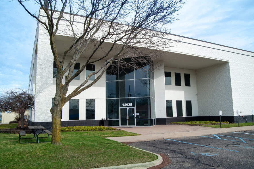 14925 W 11 Mile Rd, Oak Park, MI for lease - Building Photo - Image 3 of 21