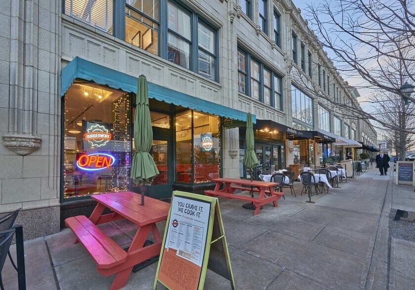 1 Page Ave, Asheville, NC à louer - Photo du bâtiment - Image 3 de 7