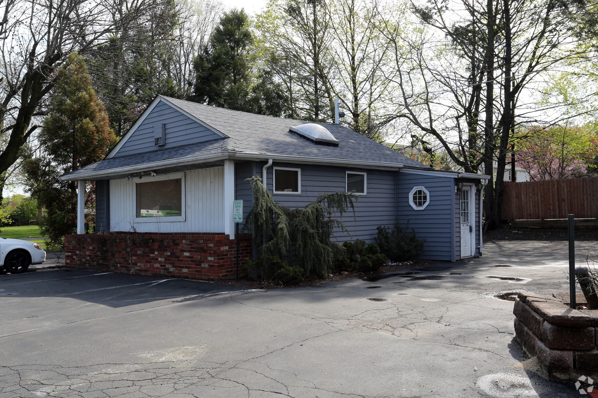 Street Rd Office & Duplex portfolio of 2 properties for sale on LoopNet.ca Primary Photo- Image 1 of 2