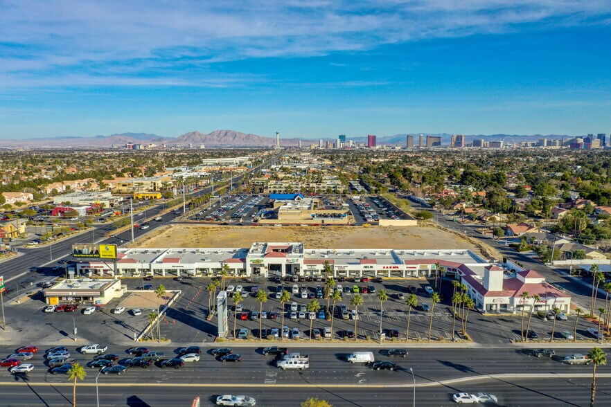 2550 S Rainbow Blvd, Las Vegas, NV à louer - Photo du bâtiment - Image 2 de 7