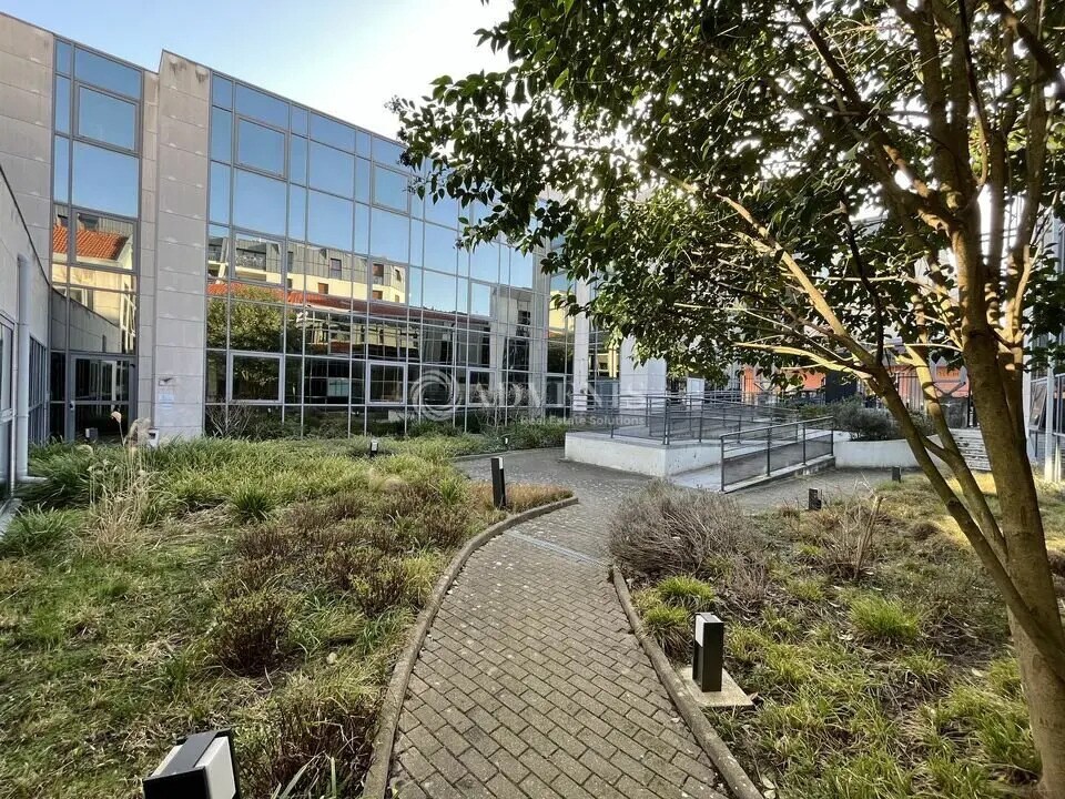 Office in Alfortville for lease Building Photo- Image 1 of 13