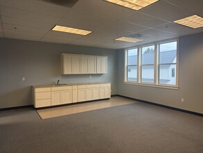 1914 Willamette Falls Dr, West Linn, OR for lease Interior Photo- Image 2 of 4