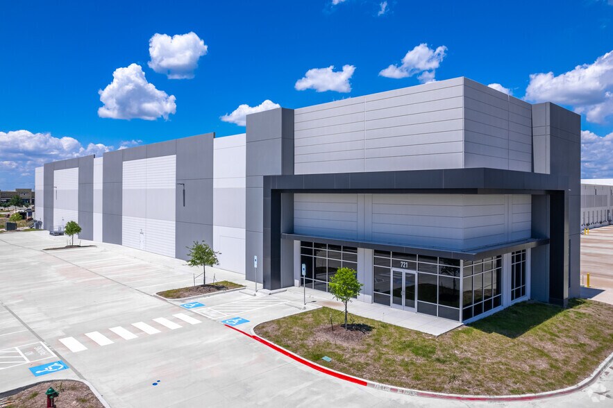 733 Ridgecrest Rd, Forney, TX à louer - Photo principale - Image 2 de 2