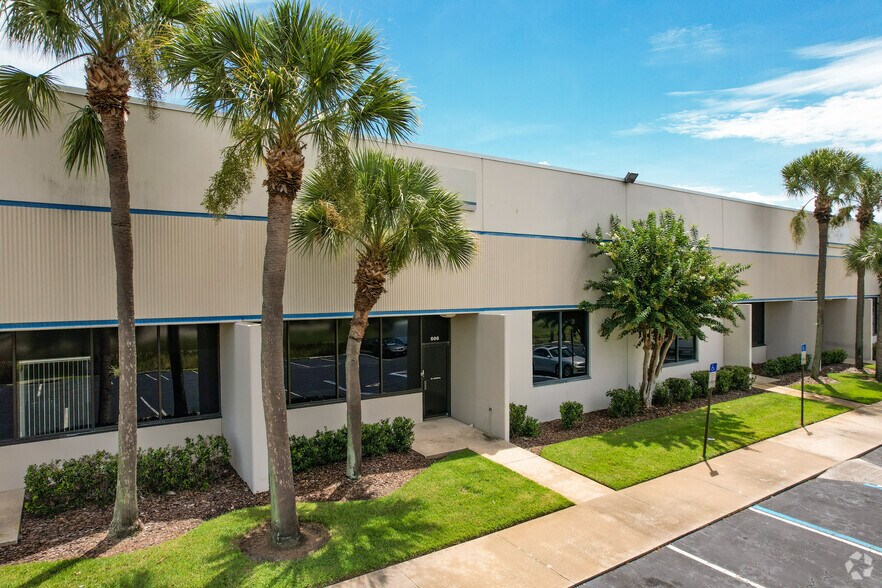 602-624 S Ware Blvd, Tampa, FL à louer - Photo du bâtiment - Image 2 de 6
