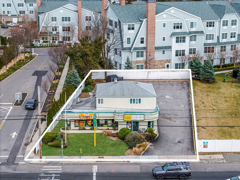 777 Broadway, Amityville, NY à vendre - Aérien - Image 3 de 11