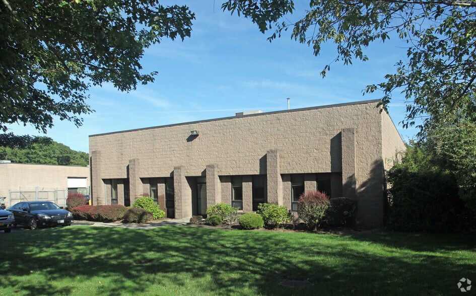 21 Peachtree Ct, Holbrook, NY à louer - Photo du bâtiment - Image 2 de 2