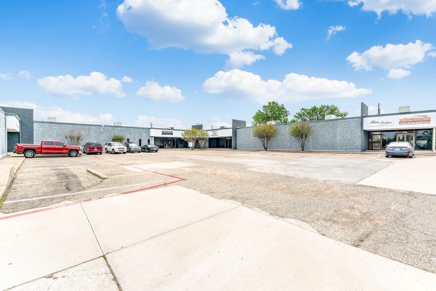 2474 Manana Dr, Dallas, TX for lease - Building Photo - Image 3 of 8