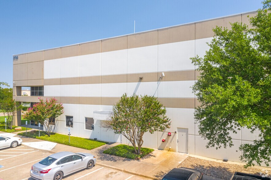 2722 S Jupiter Rd, Garland, TX à louer - Photo du bâtiment - Image 2 de 6