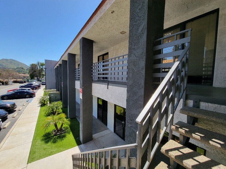 1420 E Cooley Dr, Colton, CA à louer - Photo du bâtiment - Image 2 de 13