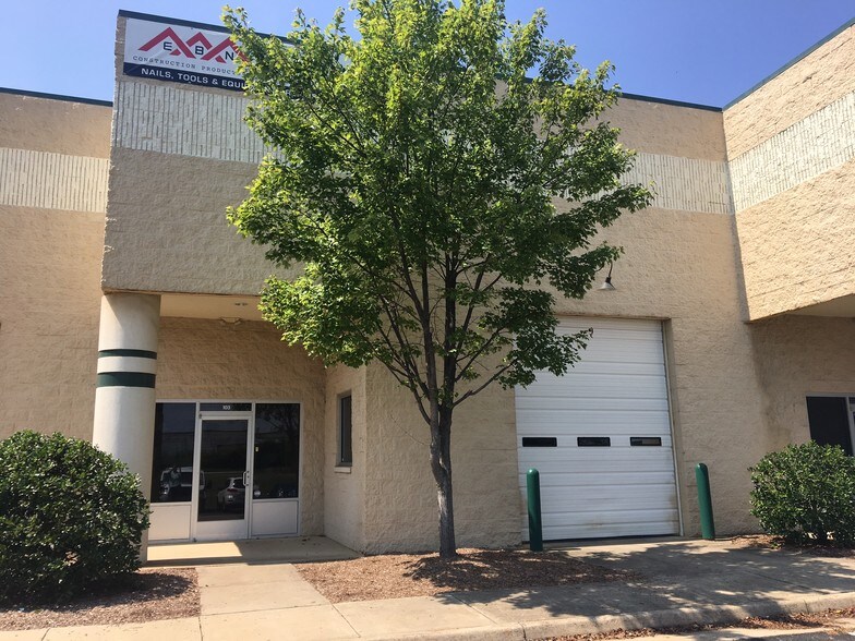 10 Commerce Pky, Fredericksburg, VA à louer - Photo principale - Image 1 de 27