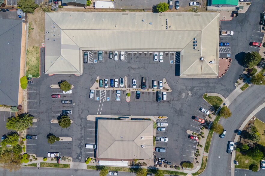 2570-2680 NE Twin Knolls Dr, Bend, OR for sale - Building Photo - Image 2 of 21