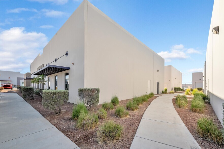 2645 W Cheyenne Ave, North Las Vegas, NV à vendre - Photo du bâtiment - Image 2 de 19