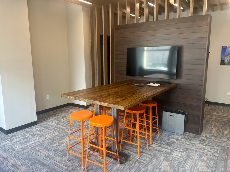 640 N Vel R Phillips Ave, Milwaukee, WI for lease - Interior Photo - Image 2 of 4