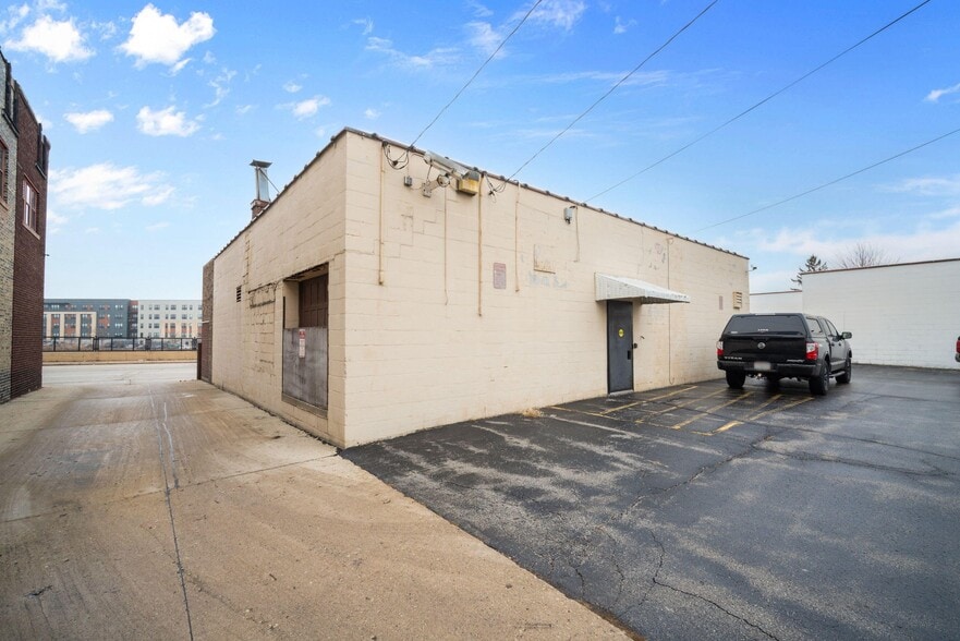 1319 N 12th St, Milwaukee, WI for sale - Building Photo - Image 2 of 9
