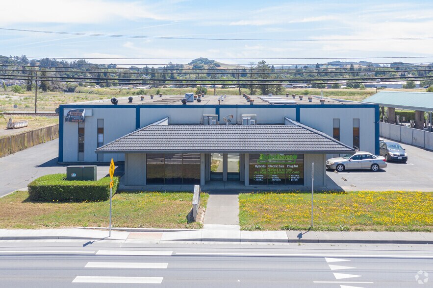660 Lakeville St, Petaluma, CA à louer - Photo du bâtiment - Image 2 de 6