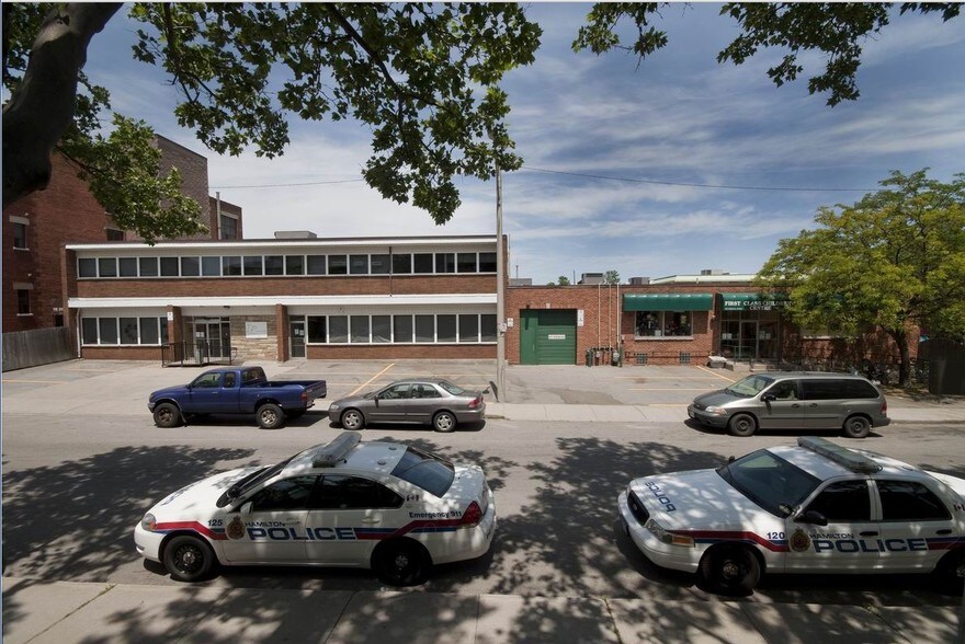 135 Rebecca St, Hamilton, ON à louer - Photo du bâtiment - Image 2 de 7