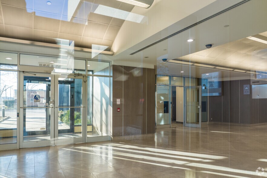 10 Kelfield St, Toronto, ON à louer - Hall d’entrée - Image 3 de 3