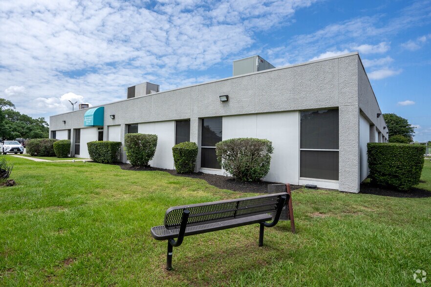 1610 James Bowie Dr, Baytown, TX à louer - Photo du bâtiment - Image 2 de 9