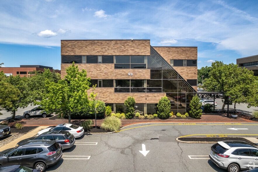 98 James St, Edison, NJ à louer - Photo du bâtiment - Image 2 de 12