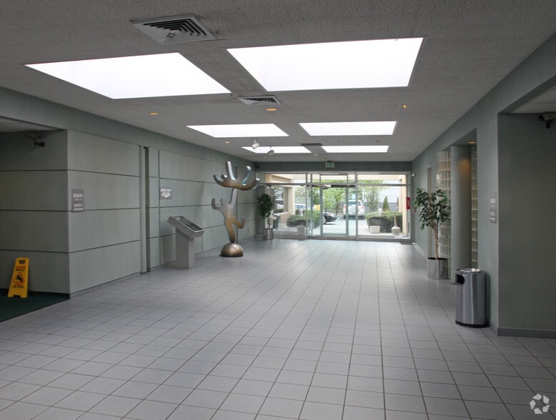 877 Stewart Ave, Garden City, NY for sale - Lobby - Image 3 of 5