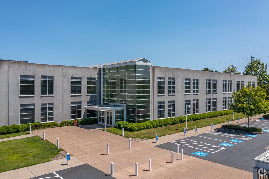 555 International Way, Springfield, OR for lease - Building Photo - Image 2 of 5