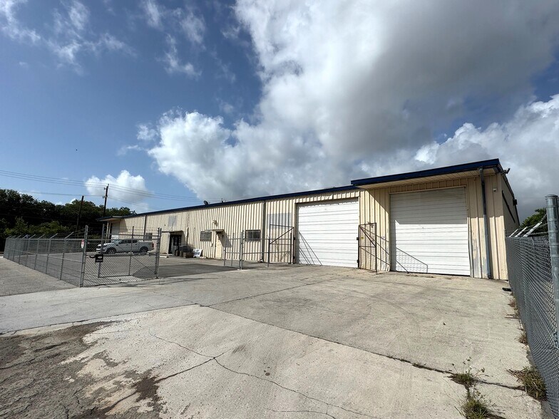 1222 Chulie Dr, San Antonio, TX à louer - Photo du bâtiment - Image 3 de 20