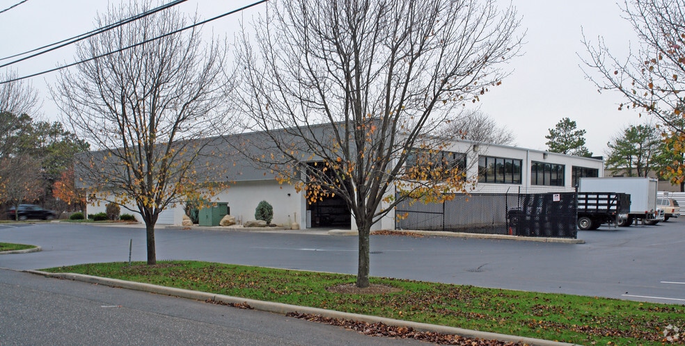 1565 Sycamore Ave, Bohemia, NY for lease - Building Photo - Image 2 of 9