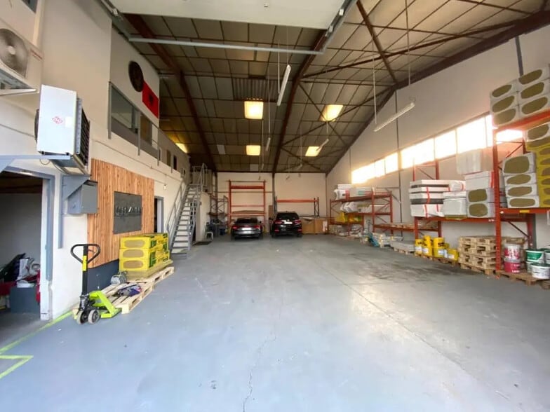 Flex in Grigny for lease - Interior Photo - Image 2 of 9