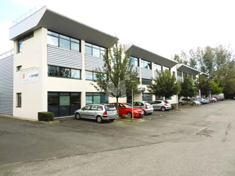 Flex in Saint-Pierre-du-Perray for lease - Building Photo - Image 2 of 9