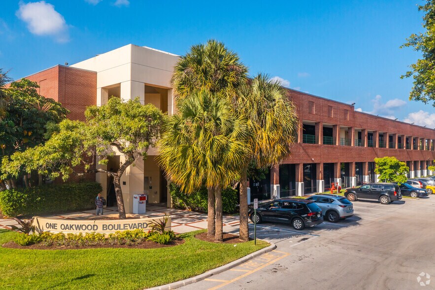 1 Oakwood Blvd, Hollywood, FL à louer - Photo du bâtiment - Image 3 de 13