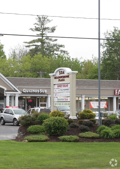 324 Quaker Rd, Queensbury, NY à louer - Photo du bâtiment - Image 2 de 4