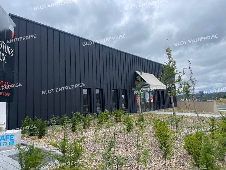 Retail in Pléchâtel for lease - Building Photo - Image 2 of 5