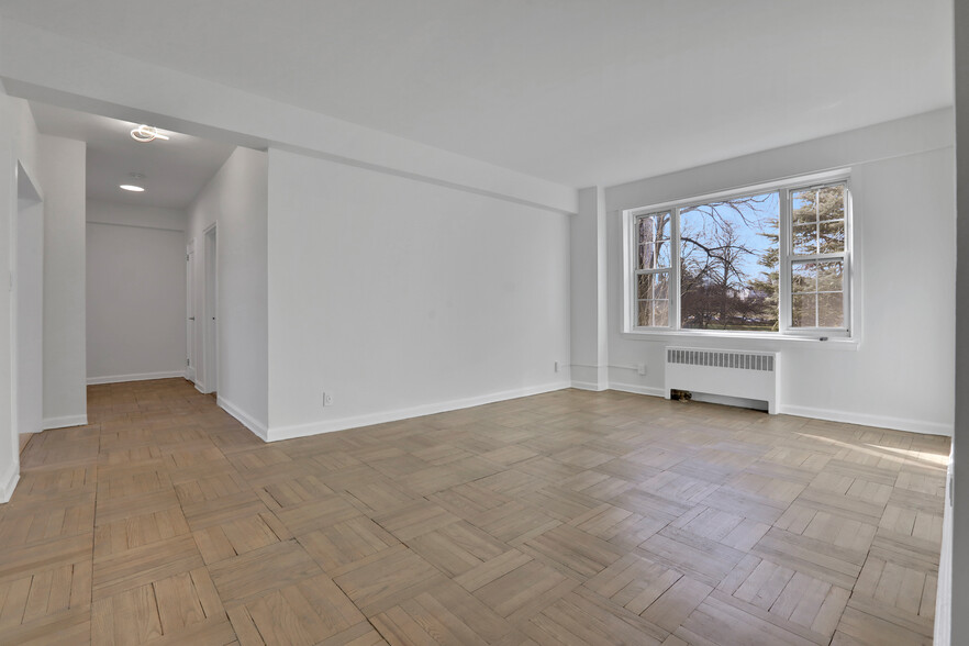 Five Fully Renovated 1 Bedroom Apts portfolio of 2 properties for sale on LoopNet.ca - Interior Photo - Image 3 of 13