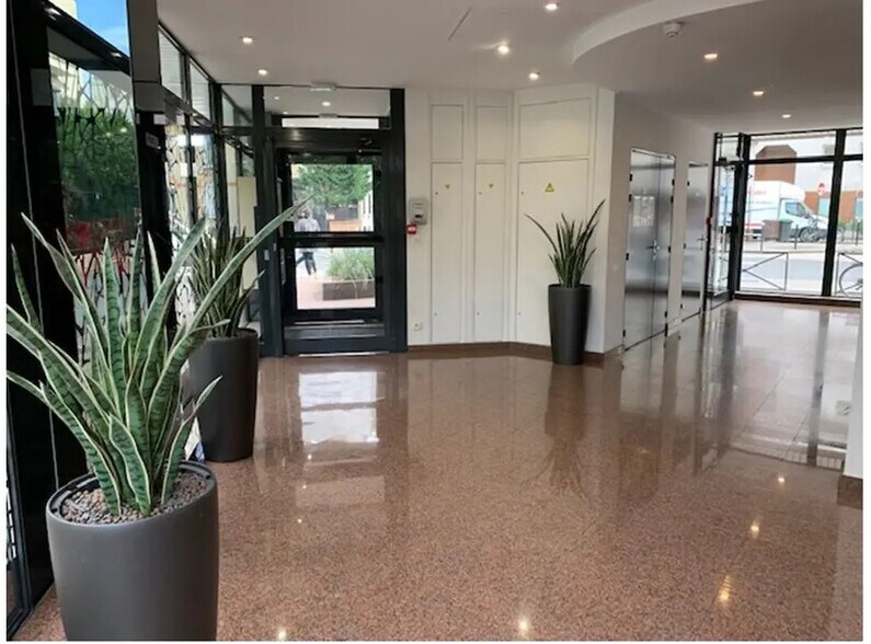 Office in Boulogne-Billancourt for lease - Building Photo - Image 1 of 9