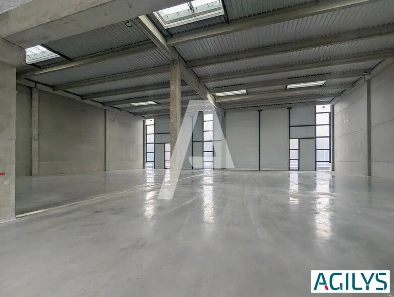 Flex in Élancourt for lease - Interior Photo - Image 2 of 12