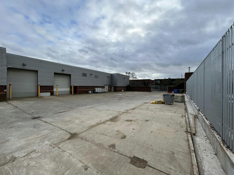 683-685 Stirling Rd, Slough à louer - Photo du bâtiment - Image 2 de 6