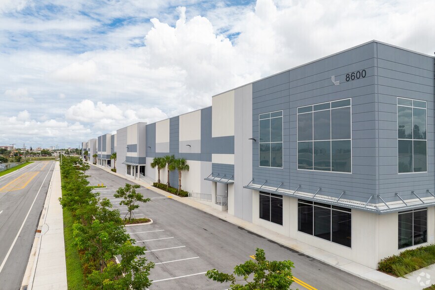 8593 NW 96th St, Medley, FL à louer - Photo du bâtiment - Image 3 de 25