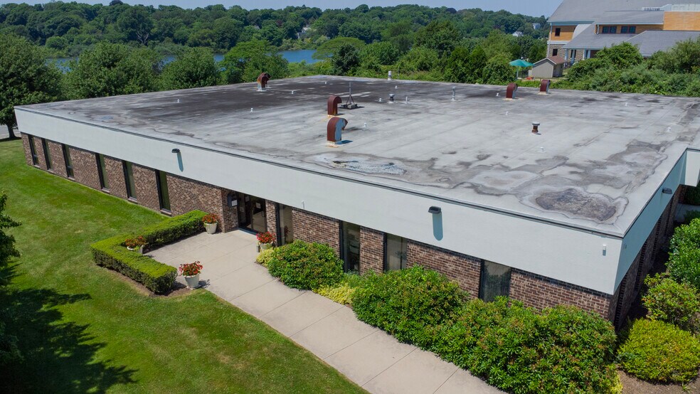 97 John Clarke Rd, Middletown, RI à vendre - Photo du bâtiment - Image 2 de 23