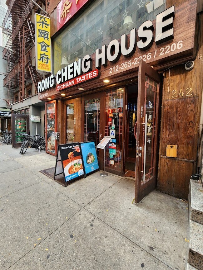 Plus de détails pour 242 W 56th St, New York, NY - Commerce de détail à louer