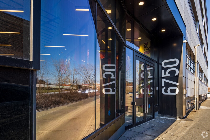 6750 Av de l'Esplanade, Montréal, QC à louer - Photo du bâtiment - Image 2 de 18