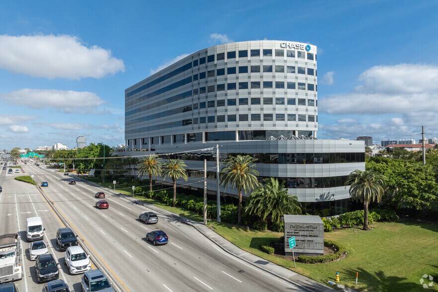 19495 Biscayne Blvd, Aventura, FL à louer - Photo du bâtiment - Image 2 de 11