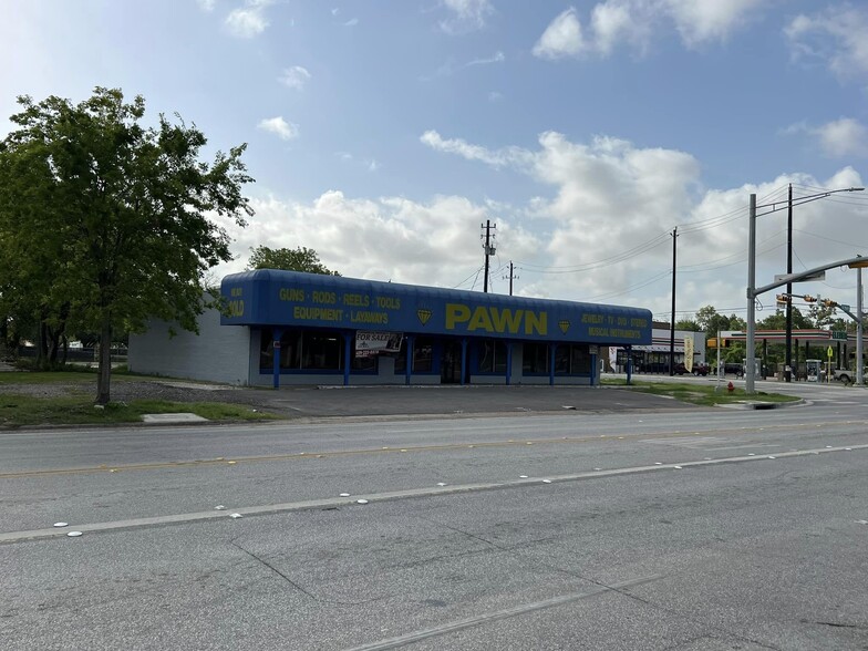 303 N Main St, Highlands, TX for sale - Primary Photo - Image 1 of 1