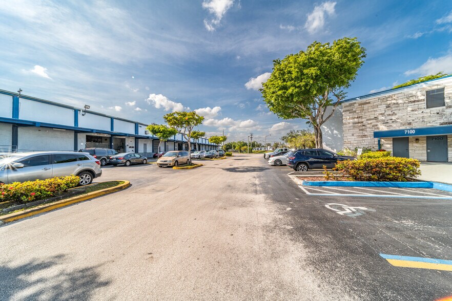 7166 NW 12th St, Miami, FL à louer - Photo du bâtiment - Image 1 de 4