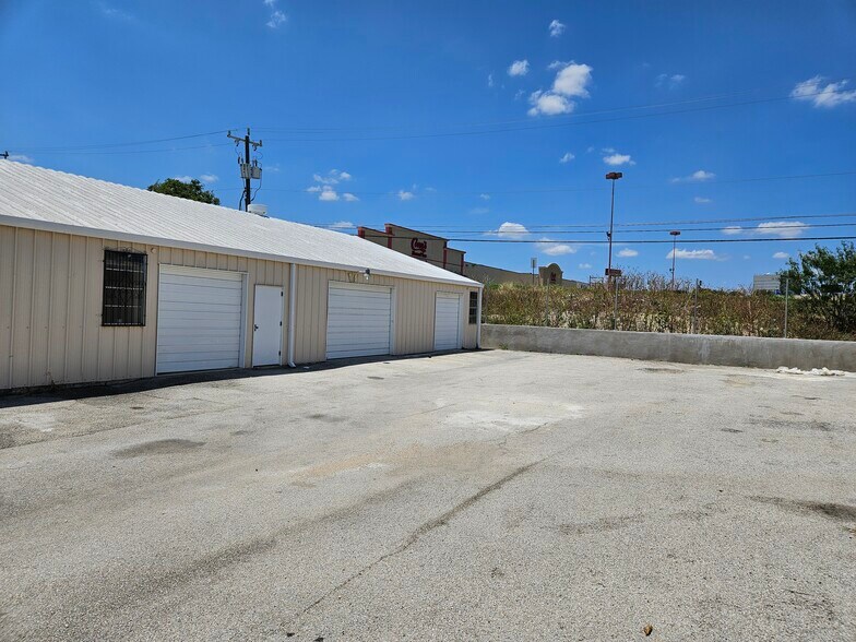4903 NW Industrial Dr, San Antonio, TX à louer - Photo du bâtiment - Image 3 de 9