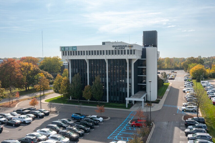 26711 Northwestern Hwy, Southfield, MI à vendre - Photo du bâtiment - Image 3 de 6