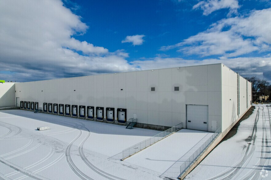 16 Studebaker Pl, Hamilton, ON à vendre - Photo du bâtiment - Image 2 de 5