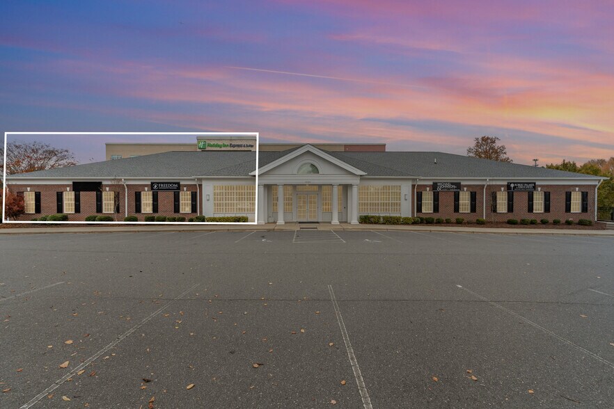 1201 Carolina Pl, Fort Mill, SC à vendre - Photo du bâtiment - Image 1 de 33