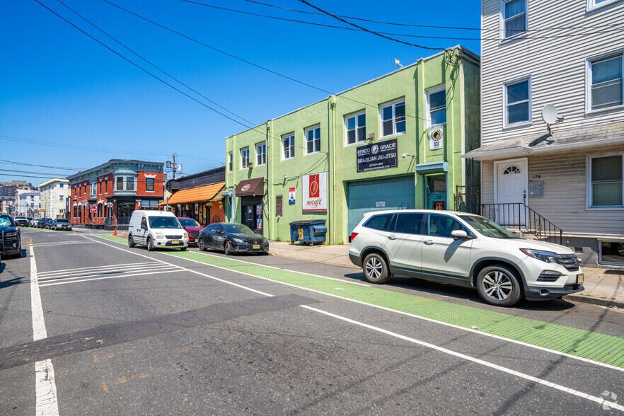 170 McWhorter St, Newark, NJ à vendre - Photo du bâtiment - Image 3 de 7