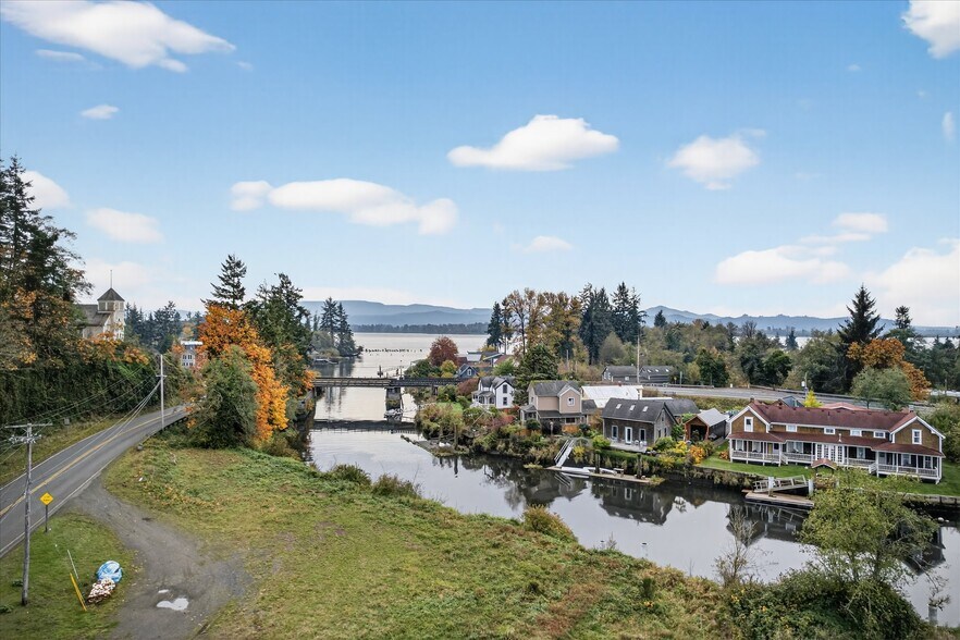 8 Fairgrounds Rd, Skamokawa, WA à vendre - Photo du bâtiment - Image 2 de 52