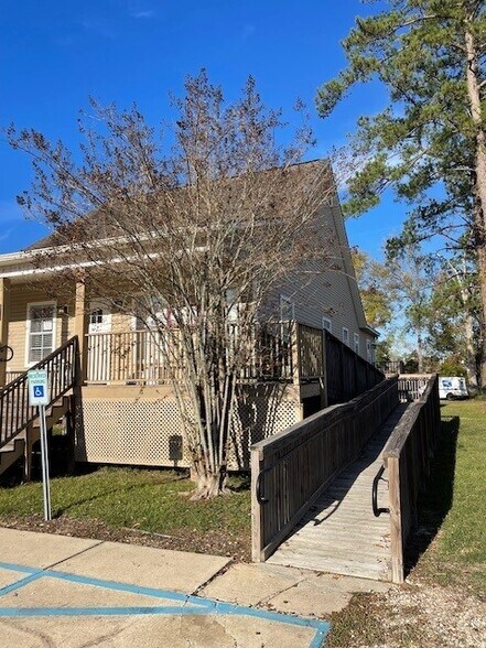 215 North St, Denham Springs, LA à louer - Photo du bâtiment - Image 3 de 27